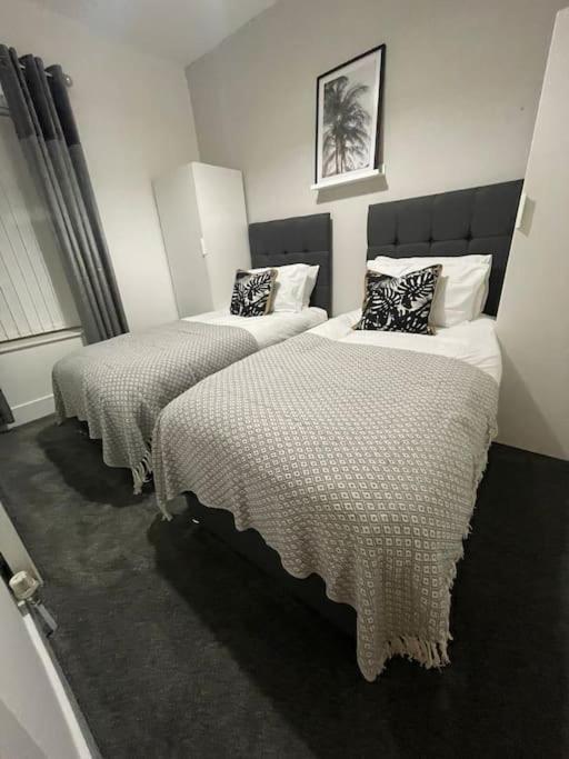 Modern, Spacious And Central Location Aberdare Extérieur photo