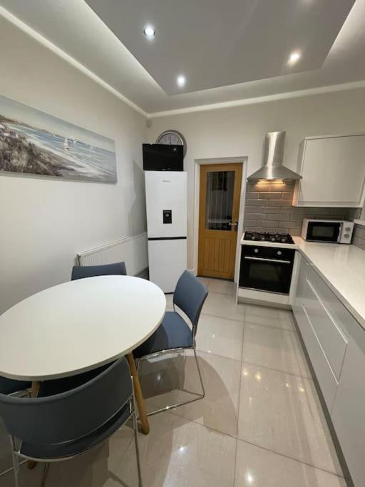 Modern, Spacious And Central Location Aberdare Extérieur photo