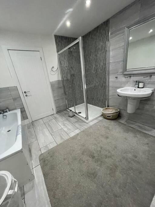 Modern, Spacious And Central Location Aberdare Extérieur photo