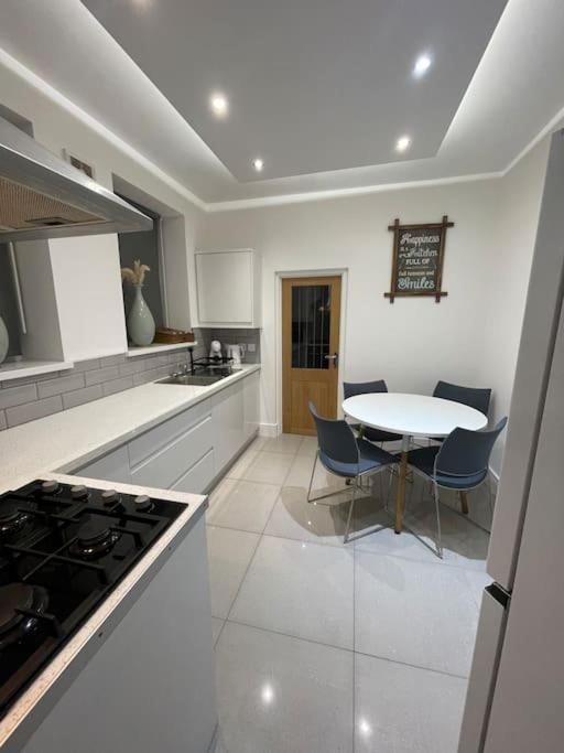 Modern, Spacious And Central Location Aberdare Extérieur photo