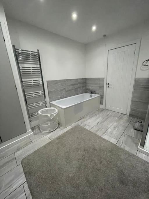 Modern, Spacious And Central Location Aberdare Extérieur photo