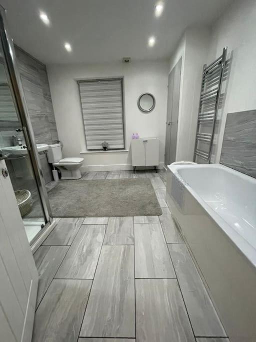 Modern, Spacious And Central Location Aberdare Extérieur photo